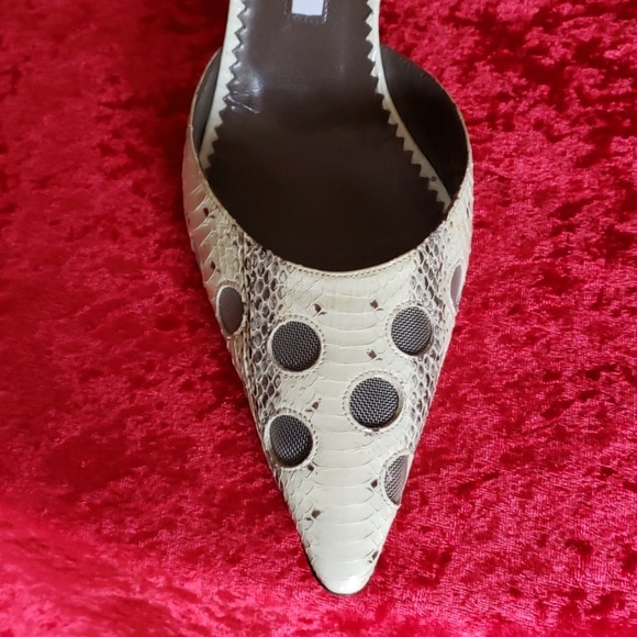 Manolo Blahnik Carolyne Creme Python Slingbacks - Picture 6 of 6